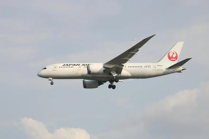 驚魂！日航飛羽田班機「兩度遭雷擊猛轟」急降關西機場　全機119人平安