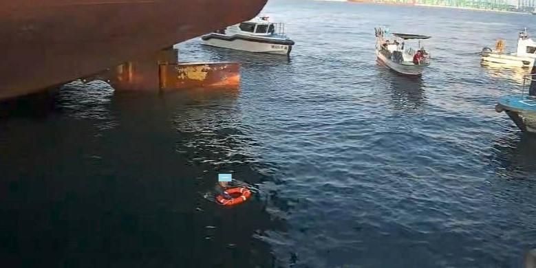 影/不信你不上來！毒蟲躲警查緝竟跳海…泡3小時受不了游上岸被逮