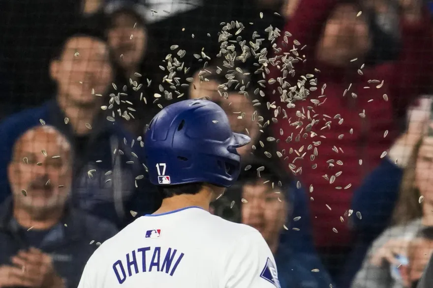 影/大谷翔平敲加盟道奇首轟！　拿三樣東西給女球迷換回來