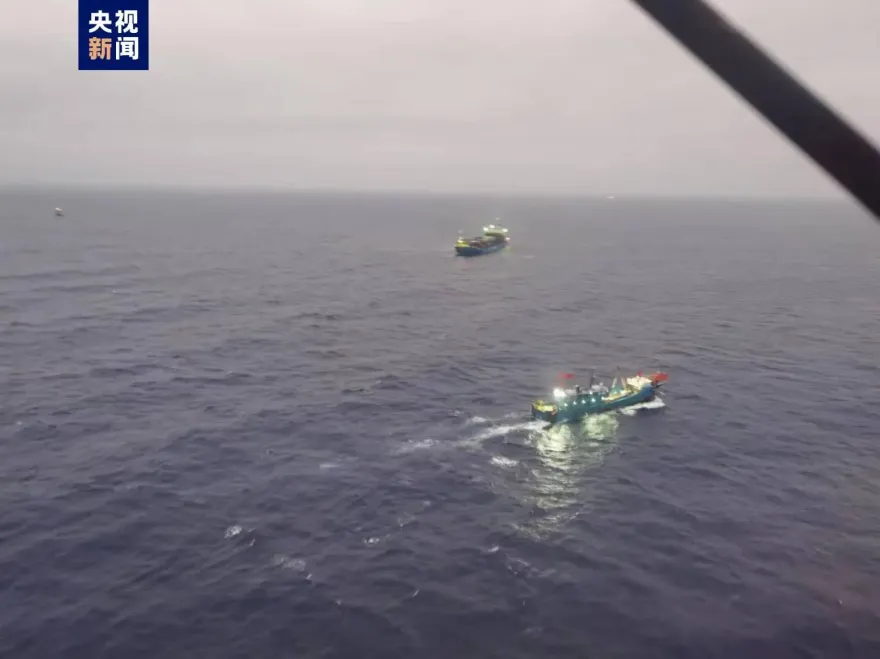 影/撞上貨櫃船！大陸漁船海南外海翻覆　8人落海生死未卜