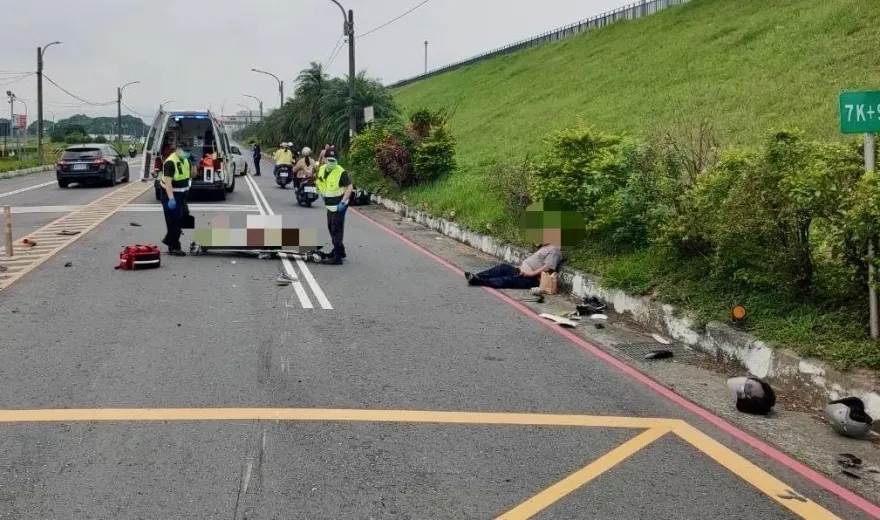 快訊/撞擊畫面曝！新北三重堤外道汽、機車擦撞車禍　3人受傷送醫