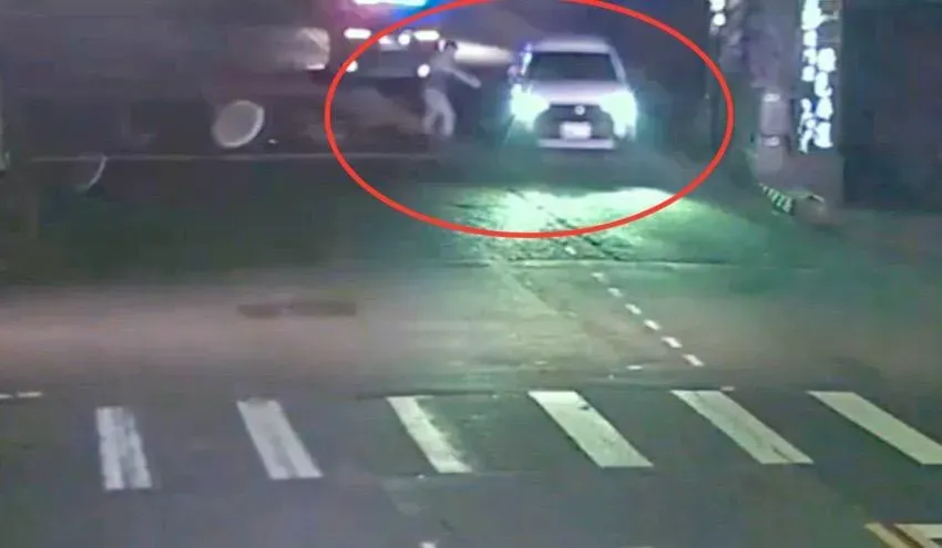 影/開槍畫面曝！汐止休旅車衝撞警車警開11槍　1嫌遭逮1人在逃