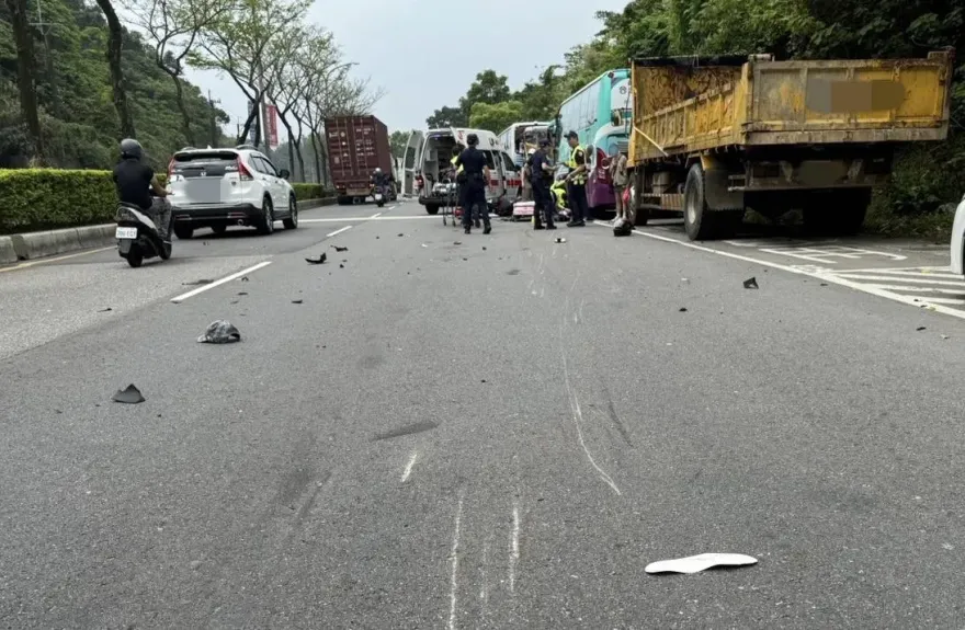影/車禍瞬間曝！汐止機車撞行人噴飛　1人重傷昏迷1人骨折