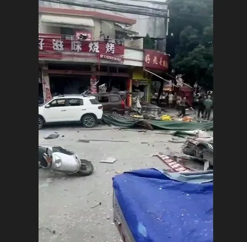 影/慘況曝光！燒烤店突氣爆「物品大量往外噴」牆倒物碎3人傷