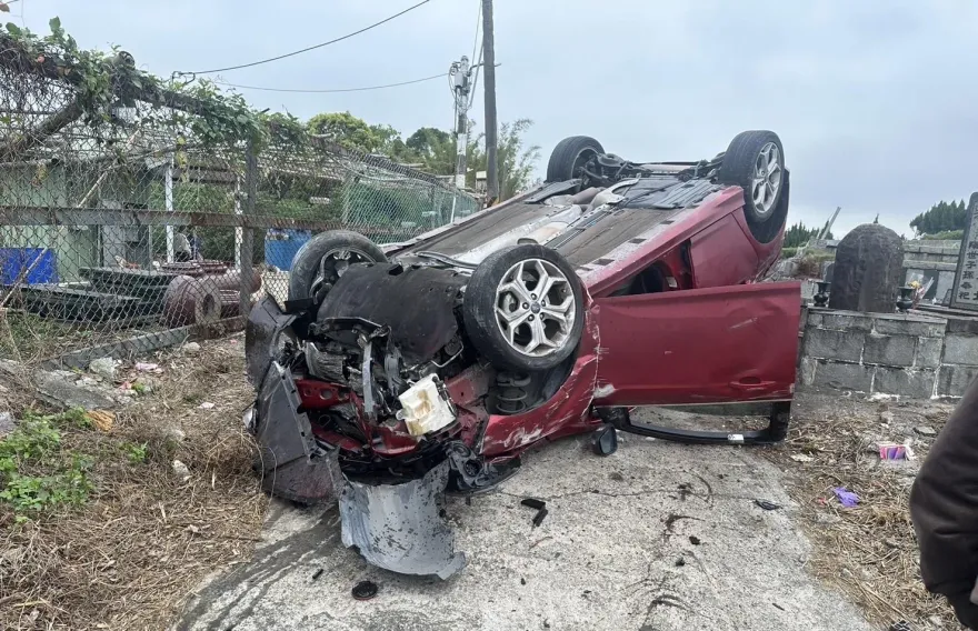 新北五股公墓翻車車禍　自小客4輪朝天警到場找嘸駕駛