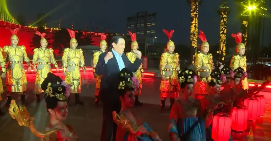 馬英九造訪西安城牆　遇古裝演員一起大合照妙問：哪個朝代的？
