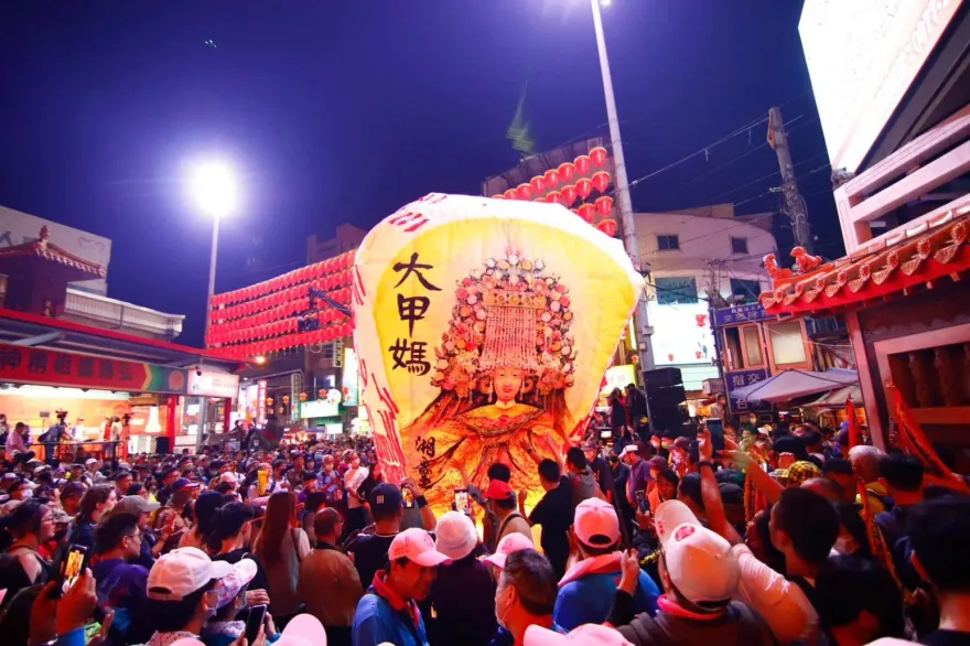 大甲媽遶境/替花蓮祈福！晚間起駕人潮湧進20萬　廟方斥資500萬供免費膳食