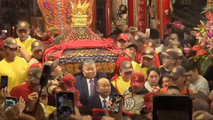 大甲媽遶境/正式起駕！韓國瑜首度擔「扶轎」重任　大批信徒嗨喊：「院長好」