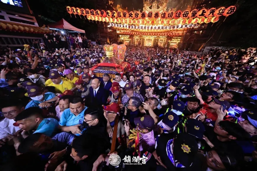 大甲媽遶境/深夜起駕「20萬人擠爆鎮瀾宮送轎」　震撼畫面曝
