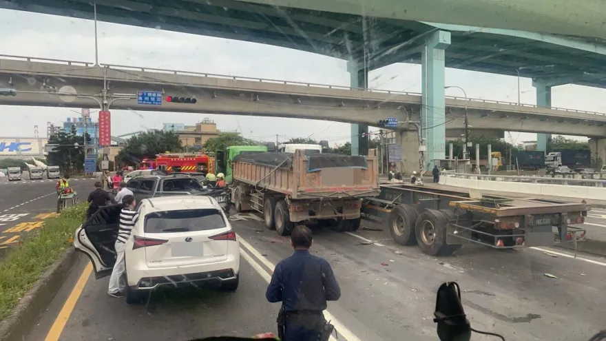 快訊/八里重大車禍！聯結車失控釀「7車連環撞」　重機女乘客OHCA送醫搶命
