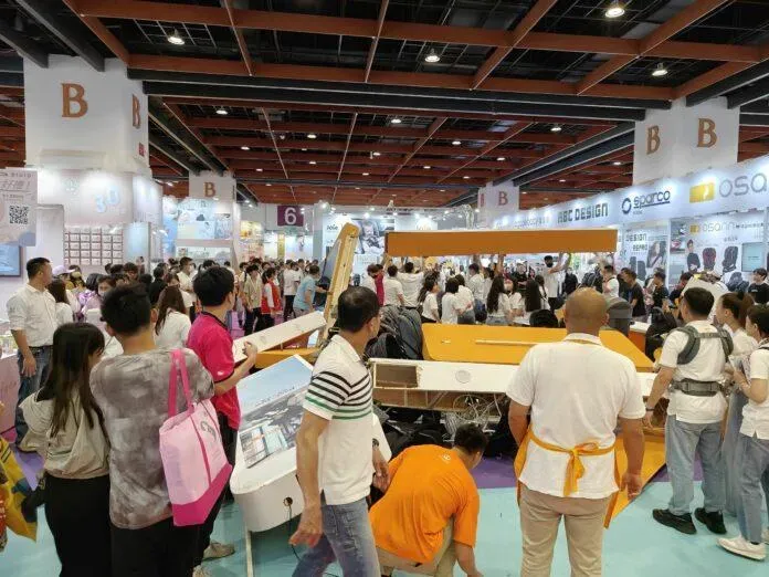 快訊/禍從天降！台北婦幼展攤位裝潢倒塌　「木板掉落」砸傷2女頭部