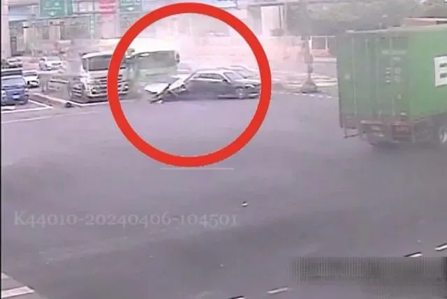 快訊/奪命瞬間曝！台北港聯結車撞7車嚴重車禍　婦人「雙腿斷肢」送醫不治