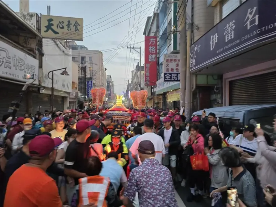 大甲媽遶境進香/媽祖顯靈！5歲男童走失摸娘傘　下秒父子團聚
