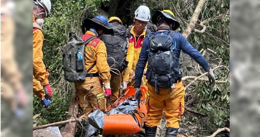 快訊/砂卡礑步尋獲21歲胡女遺體　搜救人員協力運抵殯儀館相驗