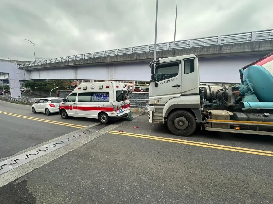 影/救人到一半慘變傷患！救護車出勤遭混凝土車追撞　變夾心餅乾4人送醫