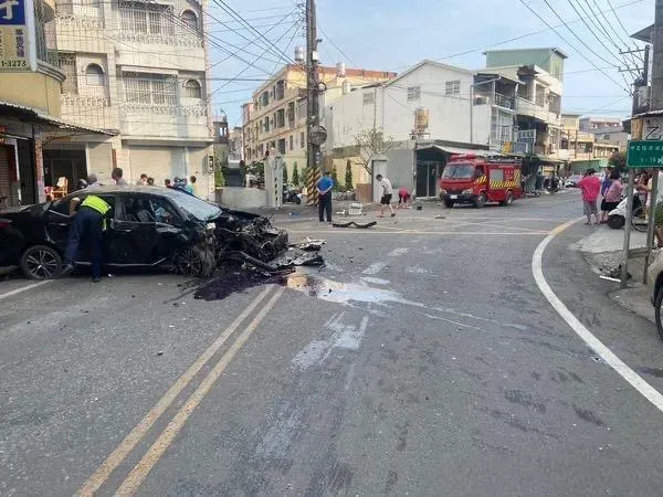 高雄橋頭超狂駕駛開車PK透天厝！車頭全毀、前擋玻璃碎成蜘蛛網