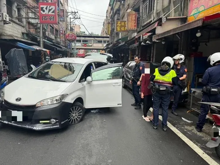 打魚兼吸毒？基隆崁仔頂魚市轎車違規拒檢　警開槍逮人起出大size魚槍、毒品