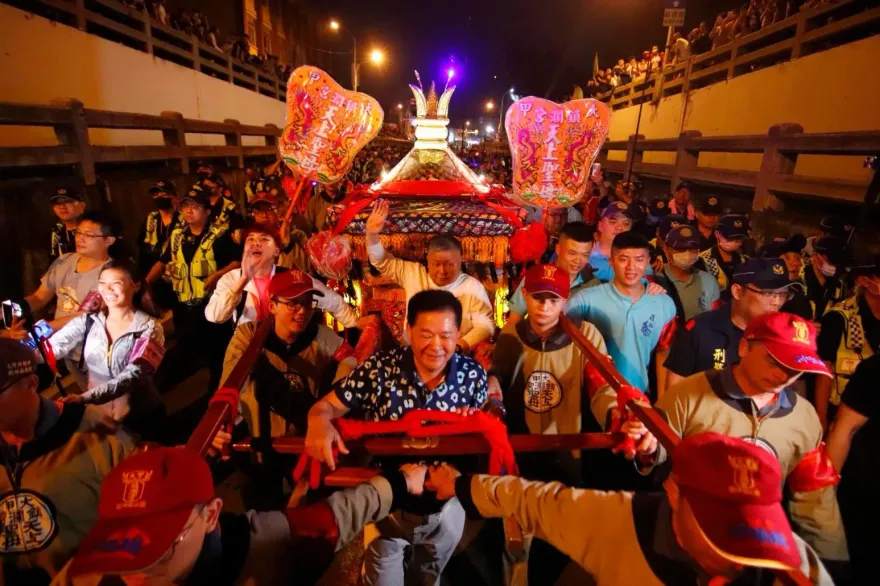 大甲媽遶境進香/午夜場來了！凌晨1:30通過民生地下道　民眾拍手歡呼：我愛大甲媽