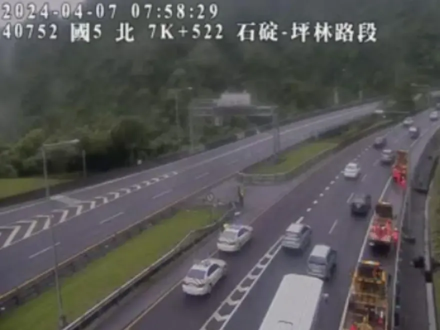 快訊/收假上路小心！國5石碇坪林段「4車追撞」　占用外線車道
