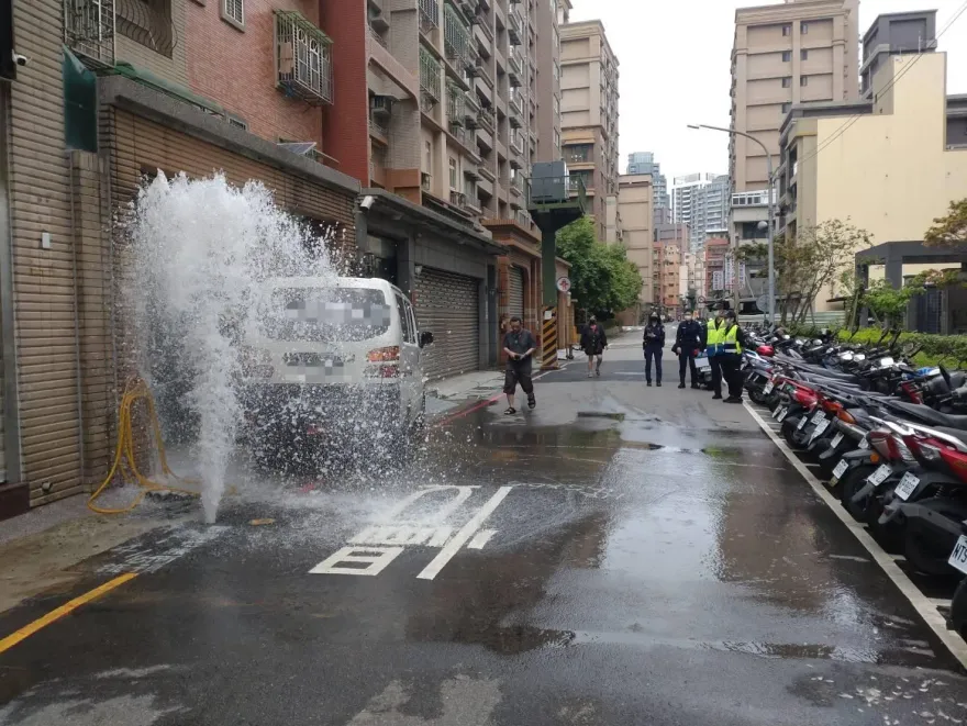 影/為了接一通電話！蘆洲男撞斷消防栓　水柱噴出1樓高