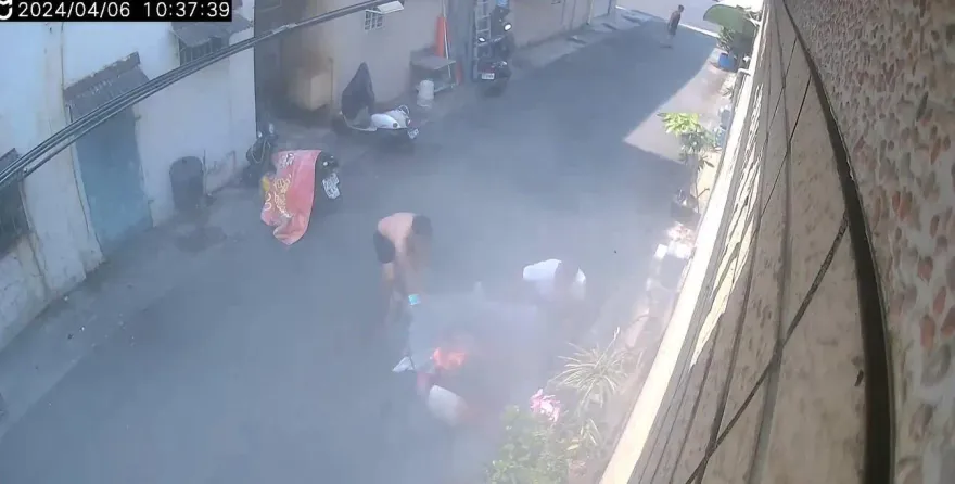 影/高雄電動自行車「沒充電」卻燒起來！火舌瞬間噴竄　爆炸畫面曝
