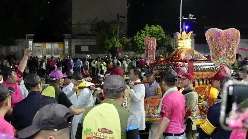 大甲媽遶境進香/白沙屯媽加持後「彰化車禍姊姊會笑了」！大甲媽也停醫院　白袍醫師扛轎進大門