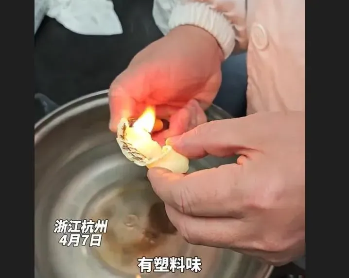 影/Q到咬不下去！酸菜魚裡疑吃到「假魚片」點火燒竟冒黑煙飄刺鼻塑膠味