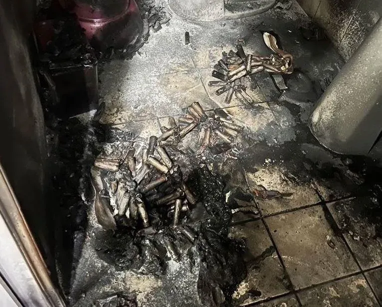 鋰電池火災又一起！充電沒多久拿進廁所就燃燒　整個洗手間都被燻黑