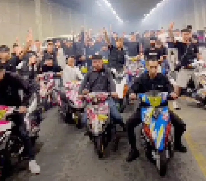 影/火炎山隧道封路尬車！苗縣大批飆仔燒胎翹孤輪　警鎖定身分追緝