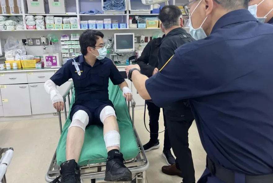 影/衝撞瞬間曝！通緝男淡水拒撿開車撞傷員警　警基隆逮3嫌到案