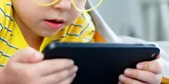 5歲孩通宵玩手機...家長崩潰問「怎辦」　網嗆爆：父母這樣當？