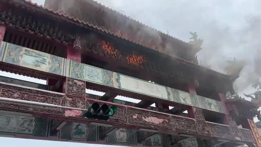 大甲媽遶境進香/鑾轎還沒到！新港奉天宮牌樓突竄火燒　信眾一片驚呼