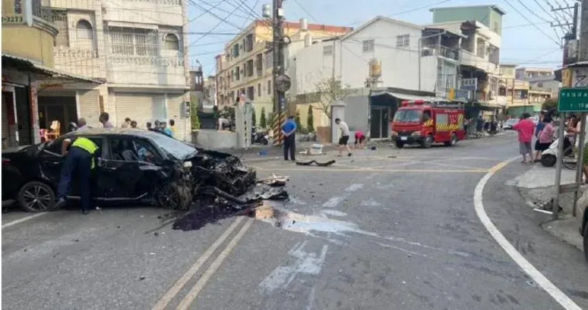 高雄男開車失控自撞透天厝！車頭全爛　他命大無礙