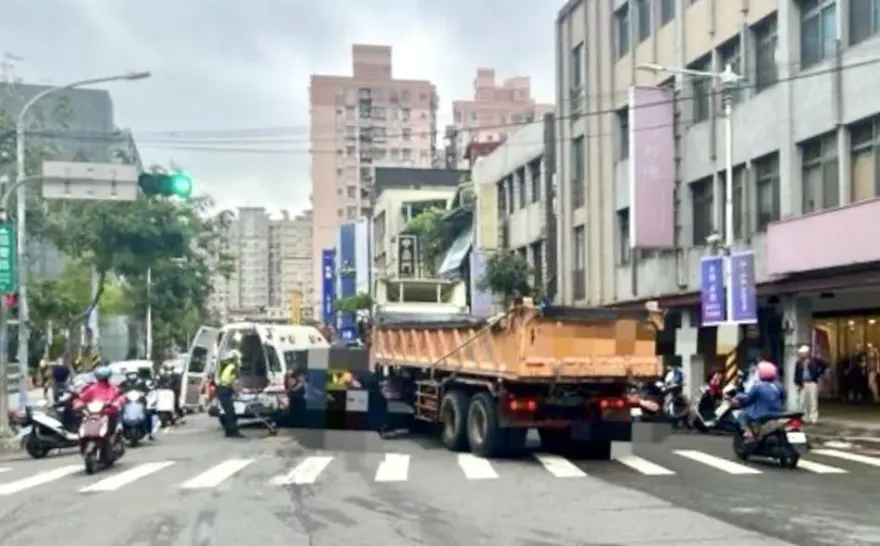 快訊/新北板橋單車遭砂石車輾過　騎士無生命徵象命危送醫