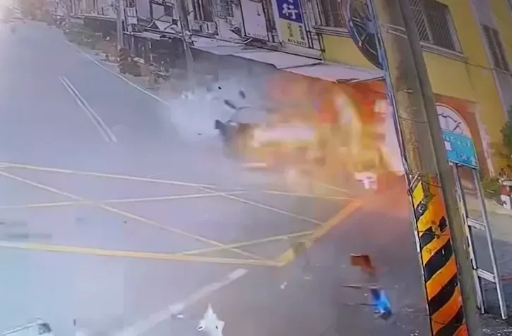 影/離奇！高雄飛車撞民宅變火球　駕駛光溜溜走下車、家屬懷疑卡到陰