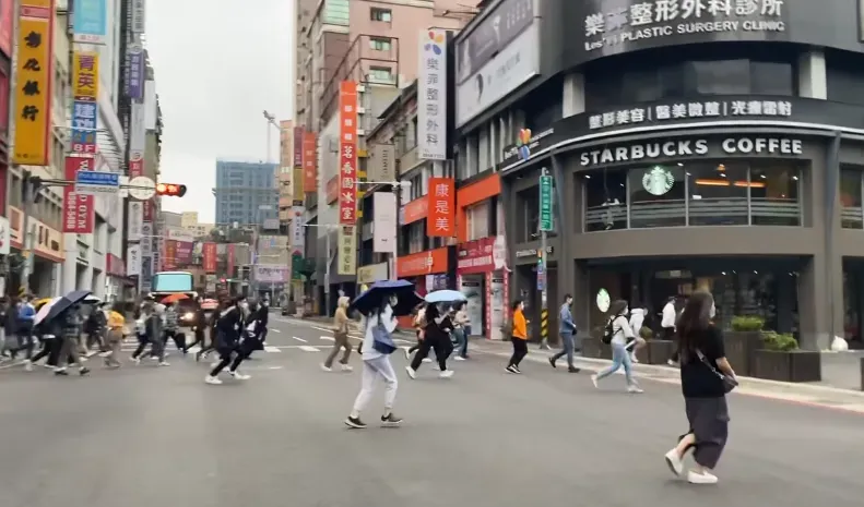 影/新北板橋爆逃難潮！網見大批民眾狂奔嚇喊：要跟著跑嗎？