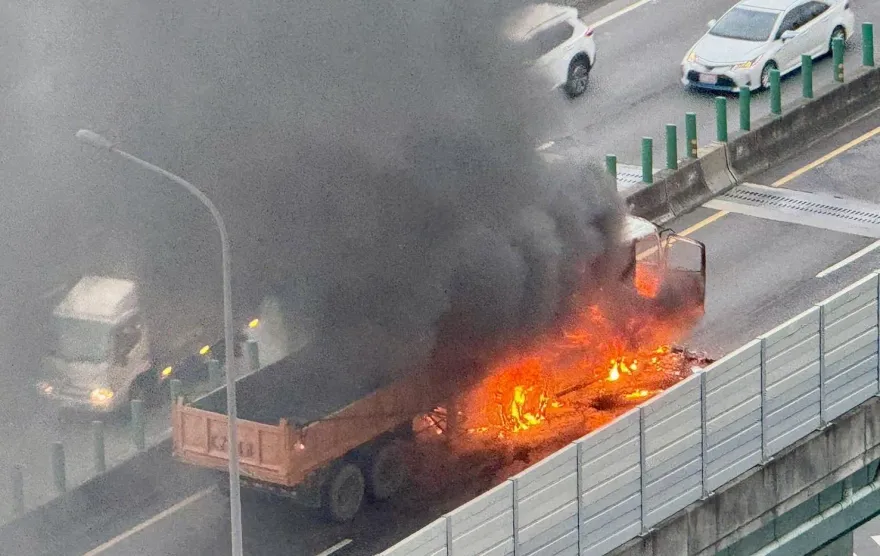 快訊/起火瞬間曝！新北台65線火燒車　砂石車自燃車頭陷火海無人傷
