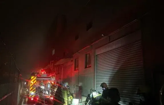 快訊/竹東科技園區火警！燃燒吸音棉釋放大量有害氣體　網友：有夠臭