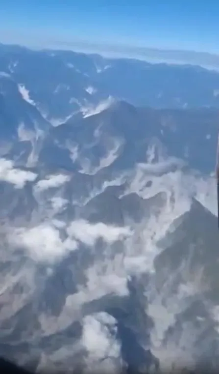 7.2強震撼全台/真正空拍影片！山體「瞬間崩塌」　大量煙塵淹沒群山