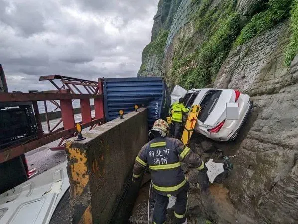 快訊/台2線嚴重車禍！大貨車翻覆撞擊2車　賓士被撞到夾山壁釀3傷