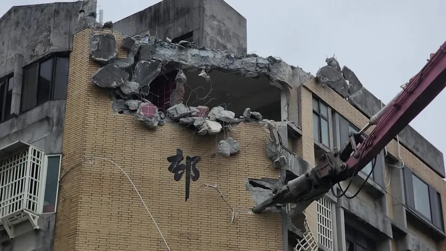 7.2強震撼全台/花蓮北濱街大樓強震後成軟腳樓　今早開拆