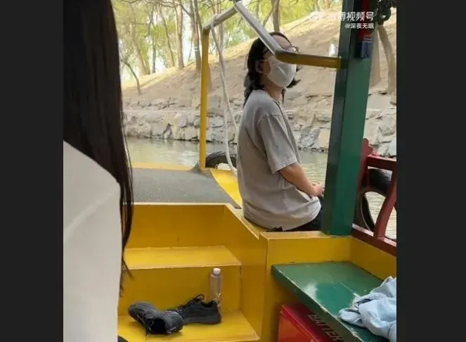 影/噁！圓明園遊湖船搭到一半...她竟脫鞋泡腳　狂嗆：我富二代怎樣