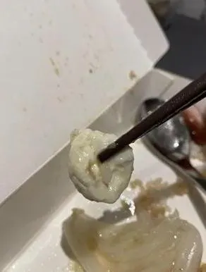 超噁心！新莊知名燒臘吃到「咬過的口香糖」　店家：會負起責任