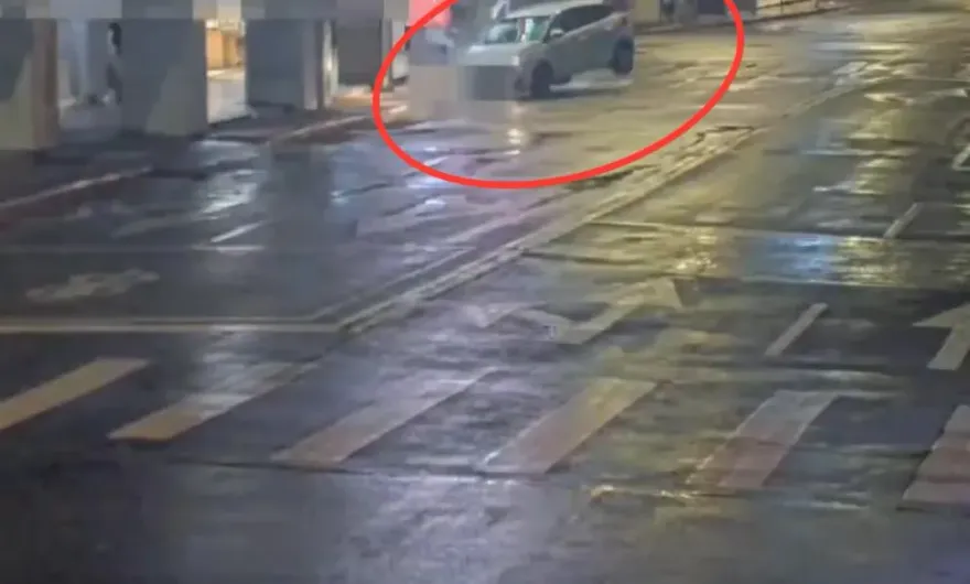 影/撞擊瞬間曝！共享汽車失控自撞燈桿旋轉360度　駕駛疑酒駕肇逃