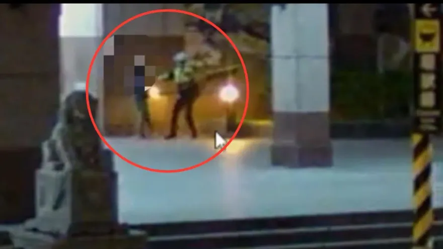 快訊/驚險影片曝！通緝男車站門口抽菸遭勸導　拒盤查突拿美工刀砍警