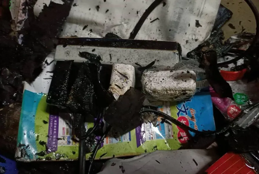 行動電源變火球！家中充電突自燃　屋主嚇壞報警