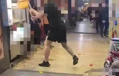 影/寧夏夜市全武行！懷疑隔壁店家檢舉　燒烤攤狂砸冰店櫃檯出氣