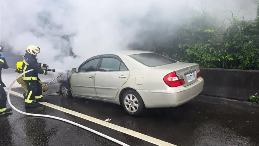 快訊/台62火燒車…消防卻找不到駕駛！他脫困搭小黃閃人　目的地曝光