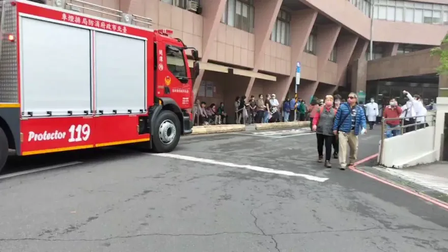 快訊/陽明醫院驚傳火警！疑「B1機房起火」醫護、民眾紛撤出　火勢已控制