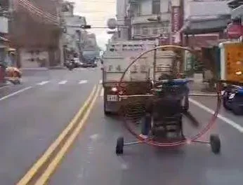 影/把大馬路當起飛跑道？台中霧峰男子爽開「沒翅膀飛機」大街趴趴走